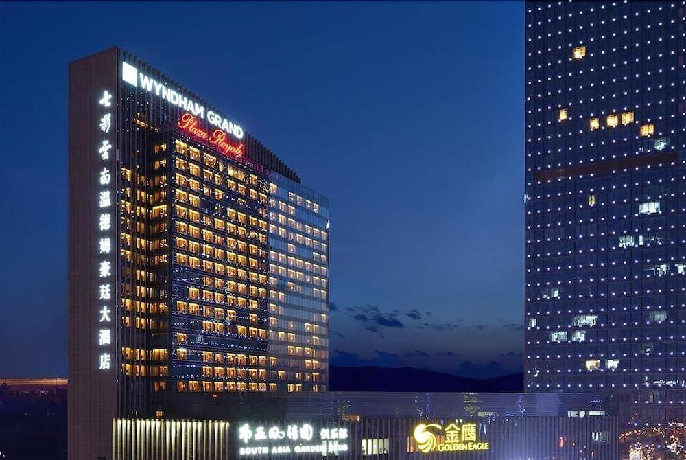 Отель Wyndham Grand Plaza Royale Colorful Yunnan Куньмин Экстерьер фото