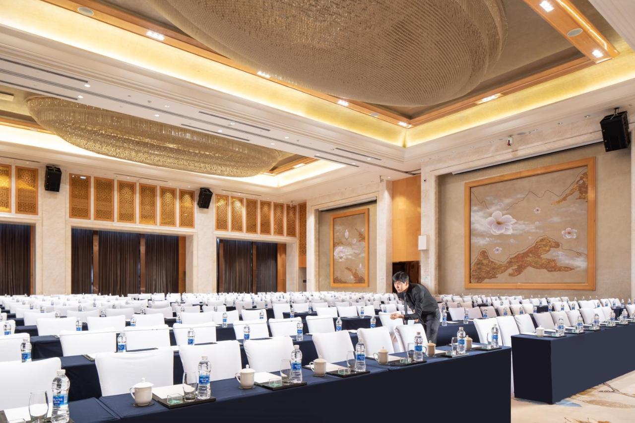 Отель Wyndham Grand Plaza Royale Colorful Yunnan Куньмин Экстерьер фото