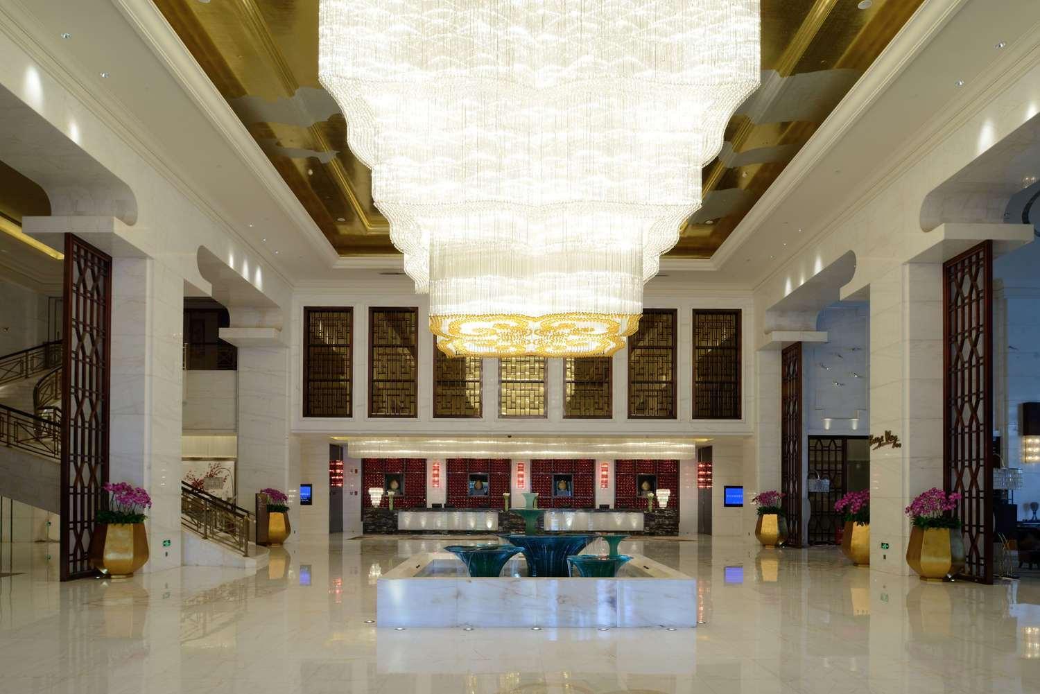 Отель Wyndham Grand Plaza Royale Colorful Yunnan Куньмин Экстерьер фото