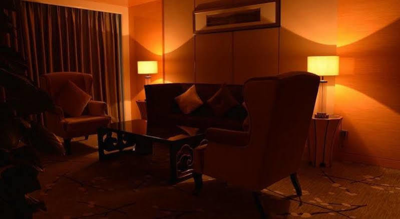 Отель Wyndham Grand Plaza Royale Colorful Yunnan Куньмин Экстерьер фото